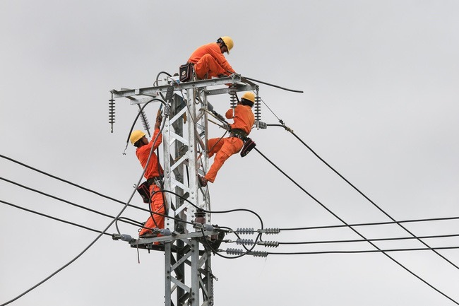 Công nhân điện lực kiểm tra, sửa chữa hệ thống đường dây điện