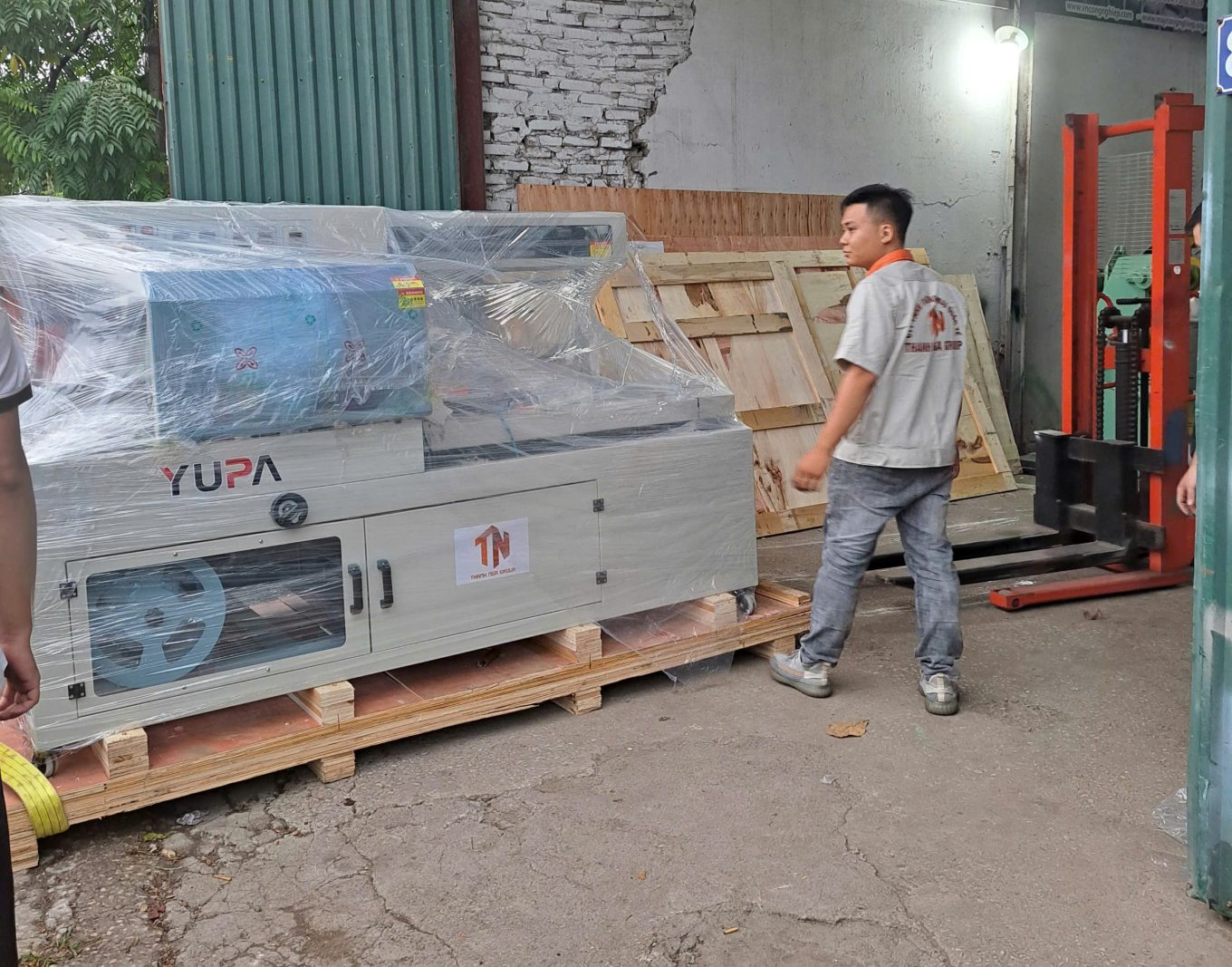 Máy bọc co màng đóng gói đồ gỗ xuất khẩu YUPA