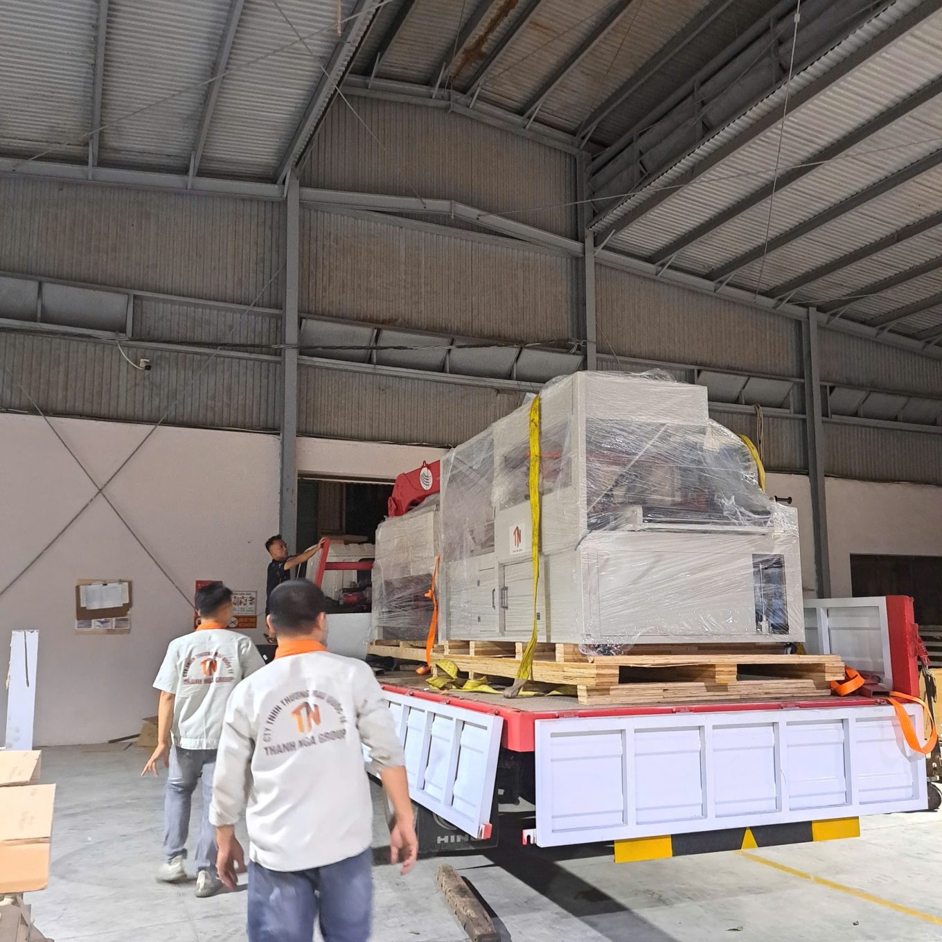 Bàn giao Máy bọc co màng đóng gói đồ gỗ xuất khẩu YUPA