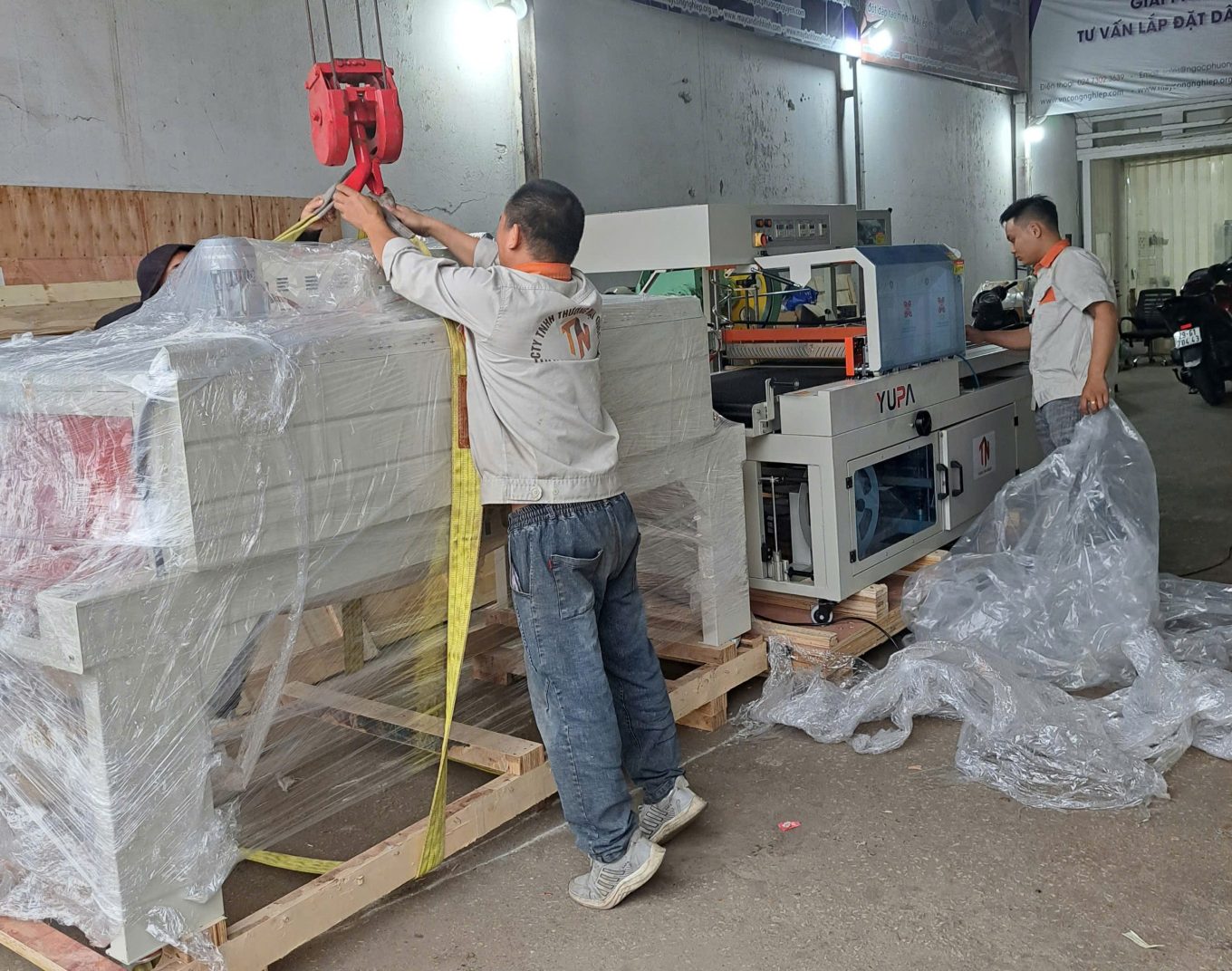 Máy bọc co màng đóng gói đồ gỗ xuất khẩu YUPA