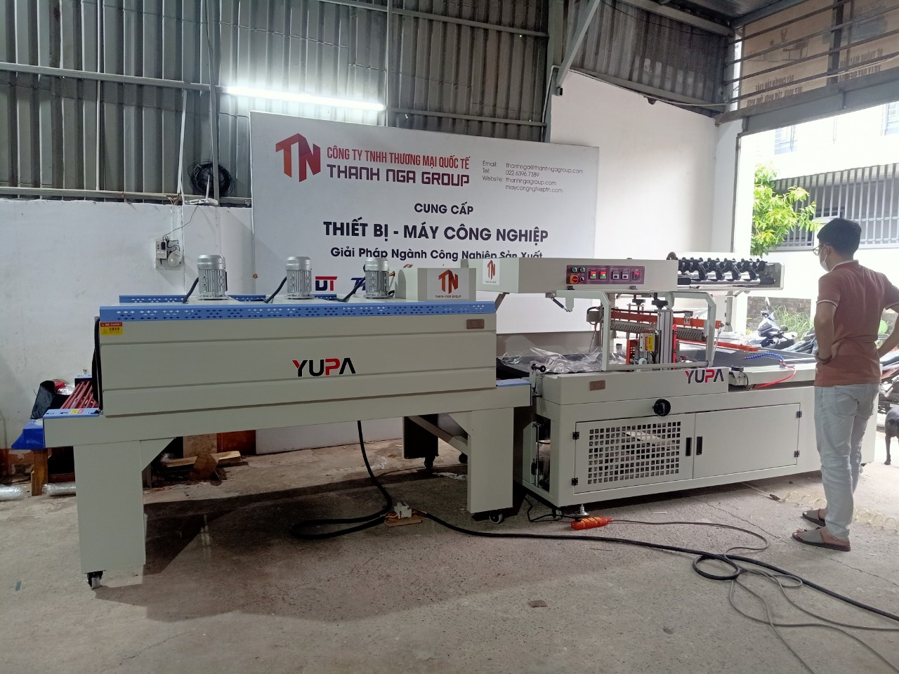 Máy đóng gói co màng ván gỗ xuất khẩu