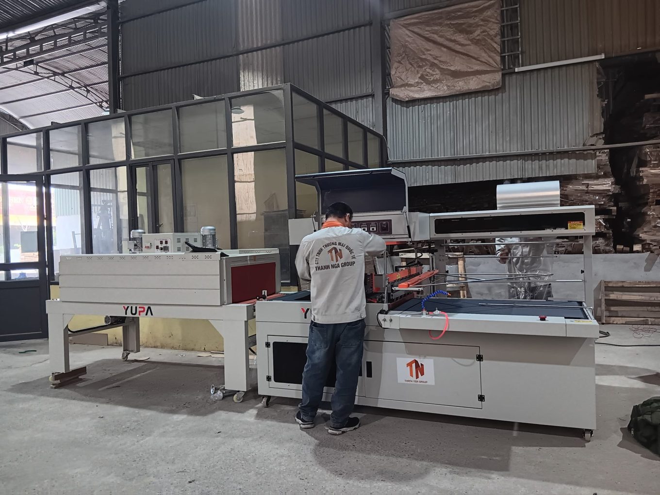 Máy đóng gói thớt gỗ xuất khẩu YUPA