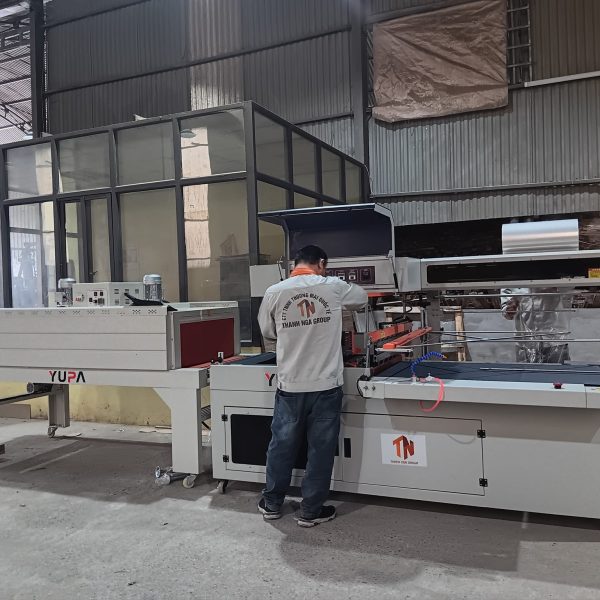 Máy đóng gói thớt gỗ xuất khẩu YUPA