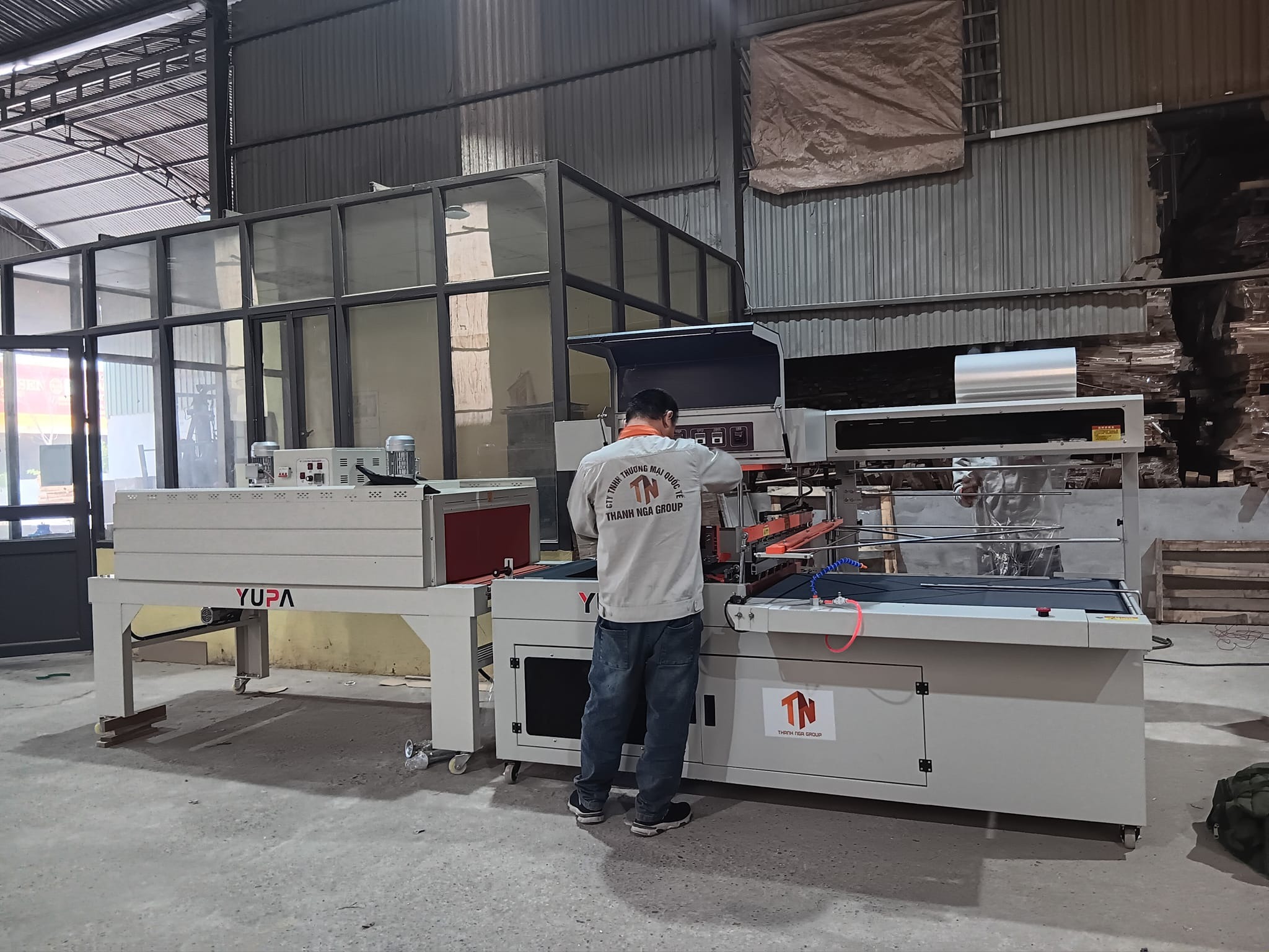 Máy đóng gói thớt gỗ xuất khẩu YUPA