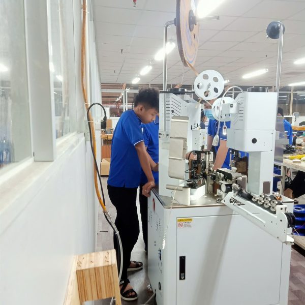 Alternative view of MÁY CẮT TUỐT VÀ DẬP ĐẦU TERMINAL TỰ ĐỘNG PFL S01