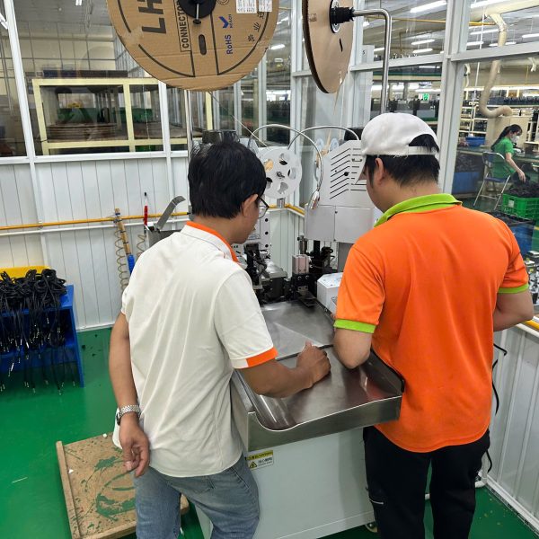 Alternative view of MÁY CẮT TUỐT ĐẦU DÂY ĐIỆN TỰ ĐỘNG MODEL PFL-KAR 230