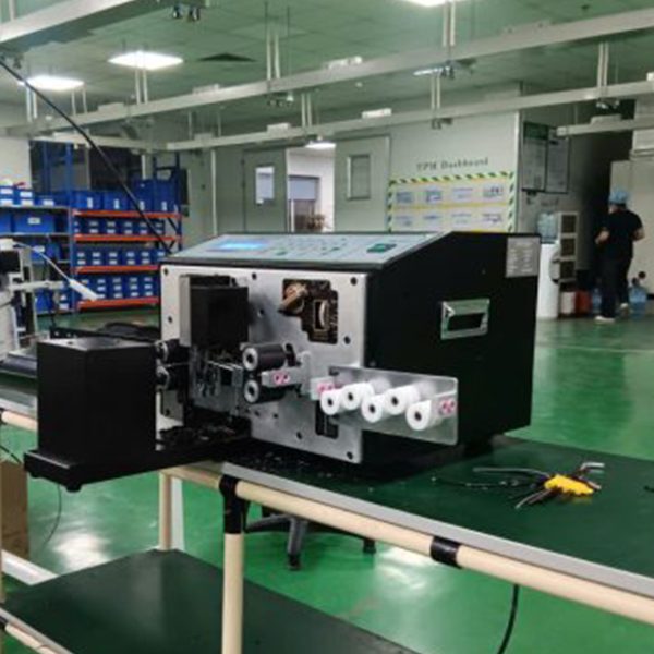 Máy cắt tuốt đầu dây điện tự động