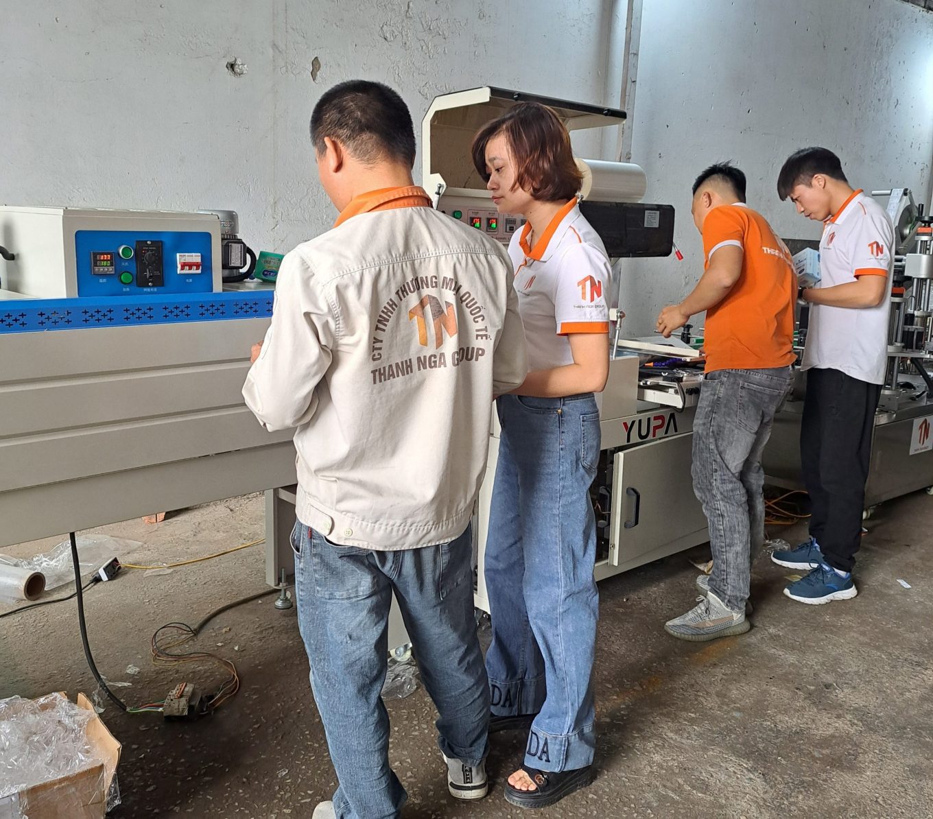 Chuyền máy co màng dán tem hộp tự động