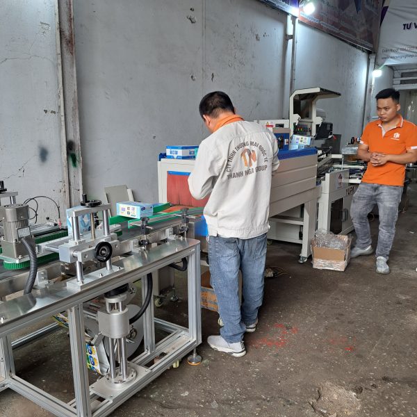 Chuyền máy co màng dán tem hộp tự động