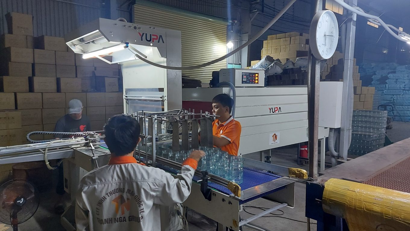 Máy co màng lốc chai lon nước tự động
