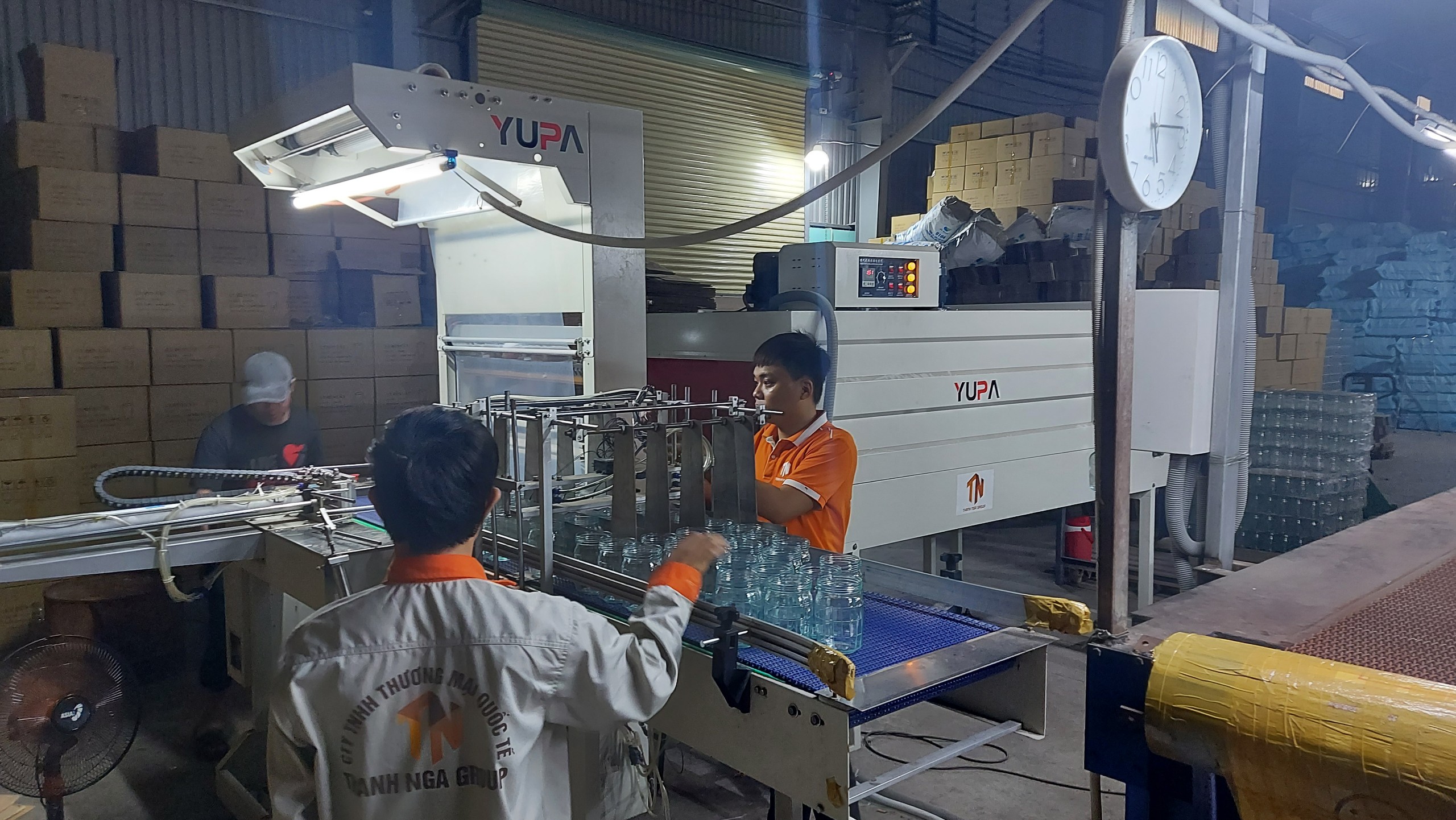 Máy co màng lốc chai lon nước tự động