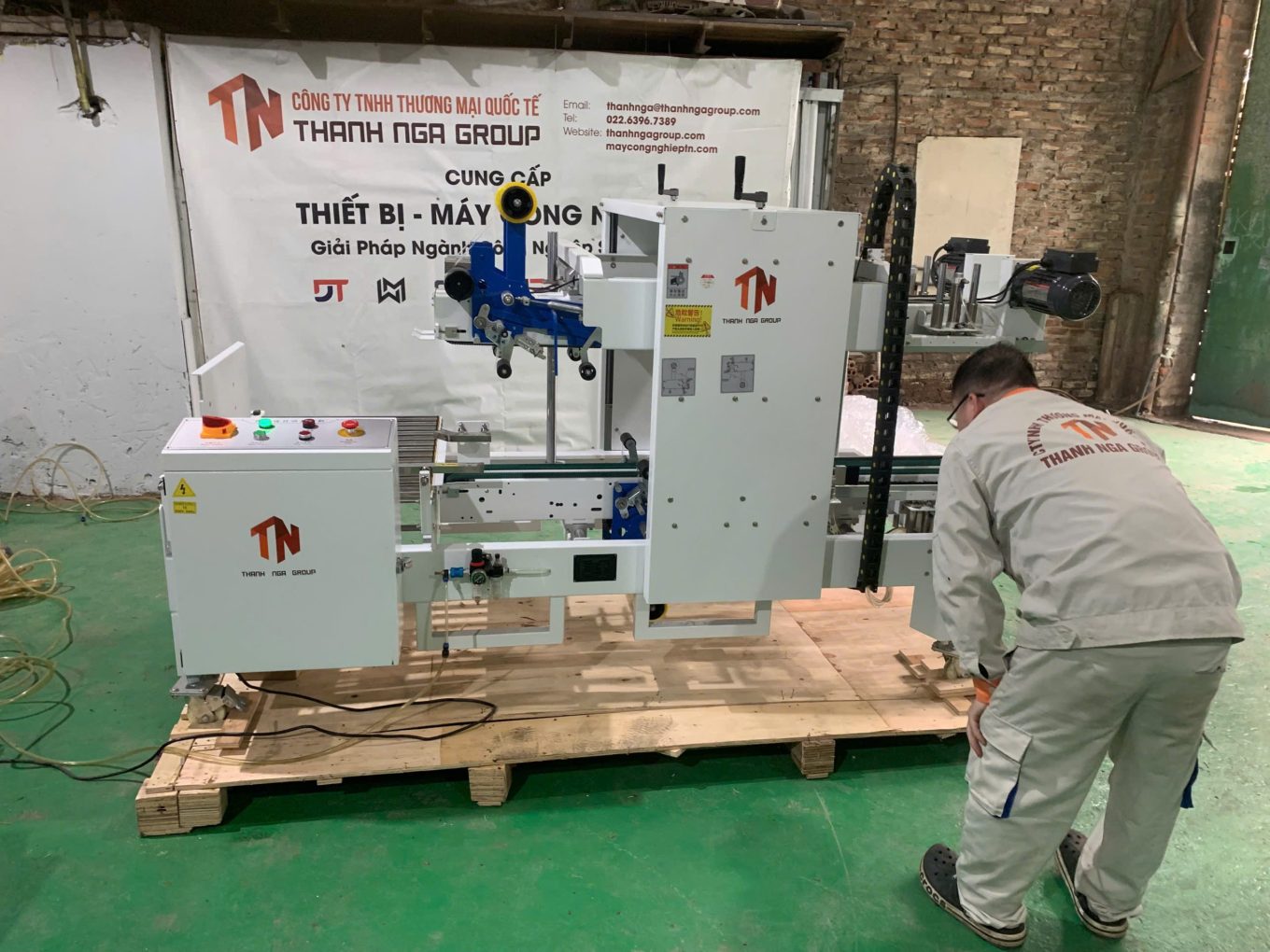 Máy dán thùng 4 cạnh