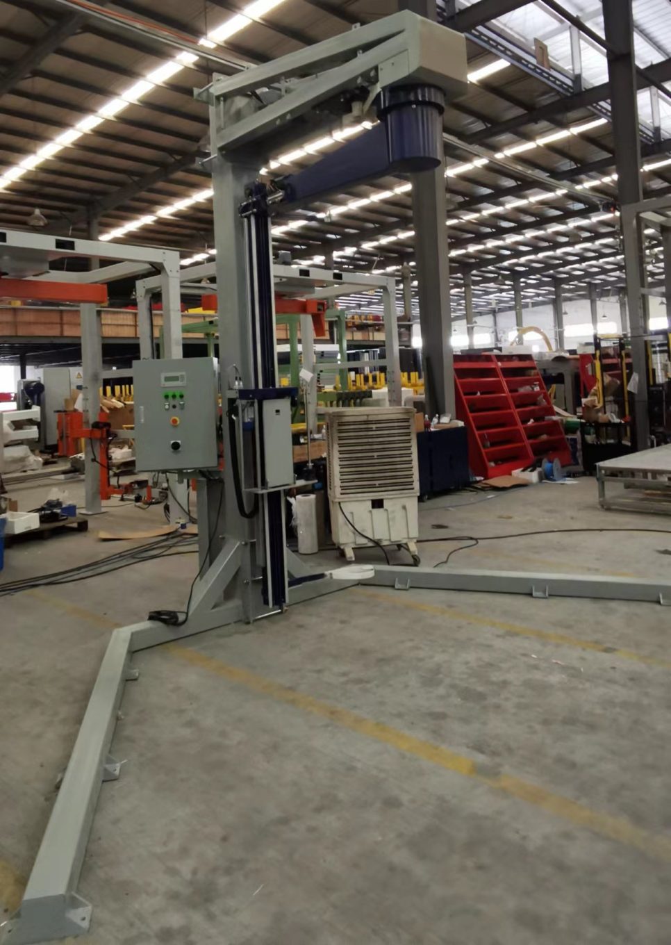 Máy quấn màng pallet cánh tay quay